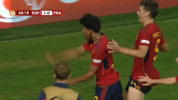 Một năm trước, Yamal từng hạ U17 Pháp với siêu phẩm gần tương tự