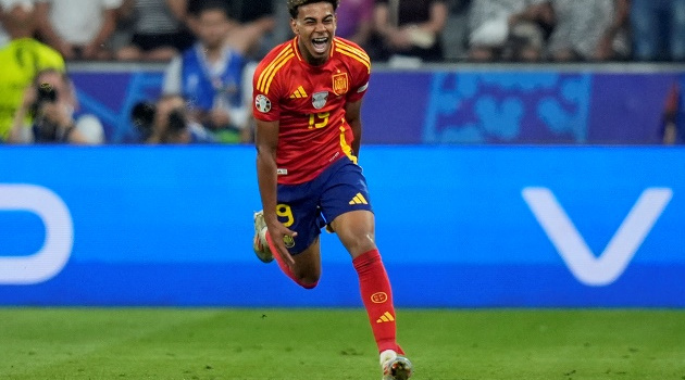 Chuyên gia sợ sao M.U bị Yamal làm khổ