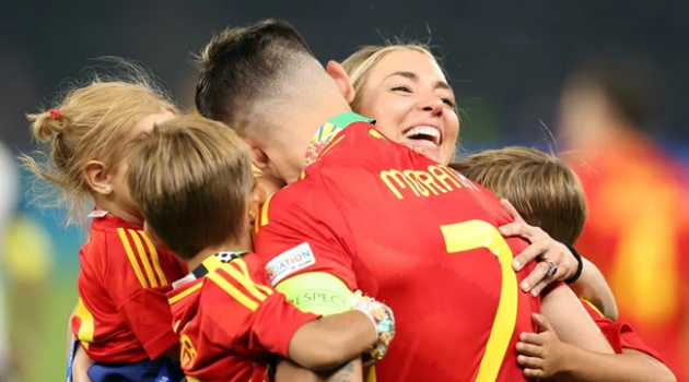 Morata ăn mừng chức vô địch EURO cùng vợ