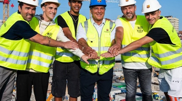 Chủ tịch và dàn sao Barca đi thăm sân Nou Camp mới