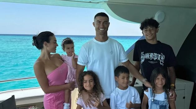 Georgina bốc lửa, lộ vòng 3 căng tròn bên cạnh Ronaldo