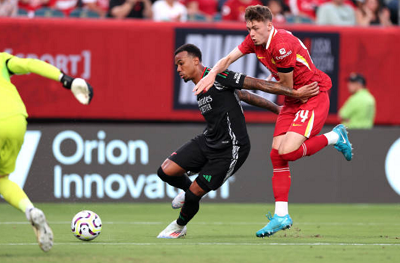 Gabriel Magalhaes gánh hàng thủ trong ngày Calafiori ngồi ngoài