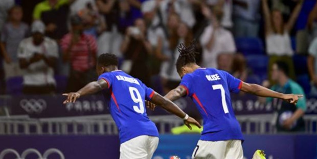 Bước ngoặt thẻ đỏ, Pháp nhọc nhằn tiến vào chung kết