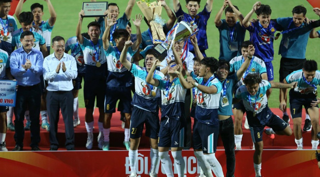 Vua giải trẻ nhạt nhòa, HAGL lên ngôi nhờ người khổng lồ