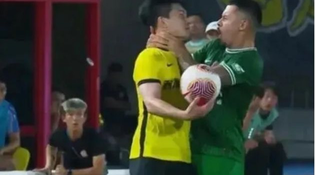 Hành động bóp cổ gây chấn động của cầu thủ Trung Quốc