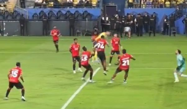 Pha bật nhảy siêu hạng của Cristiano Ronaldo