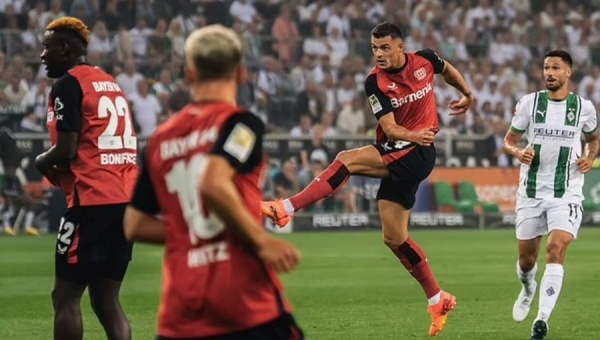 Cú nã đại bác khó tin của Xhaka