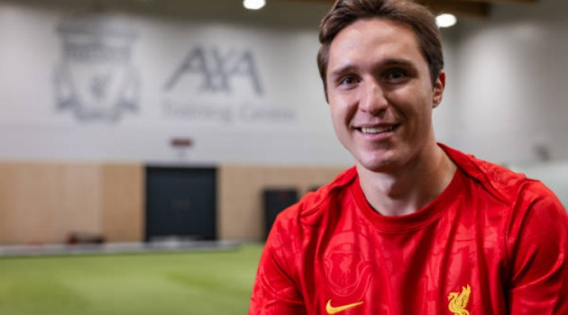 Chiesa cười không ngớt, rạng rỡ ra mắt NHM Liverpool