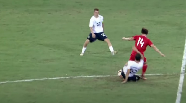 Tuyển Nga 'chăm sóc' Hoàng Đức rất cẩn thận