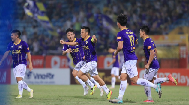 HLV Bình Định than phiền VAR, cầu thủ Việt kiều nhận lời khen