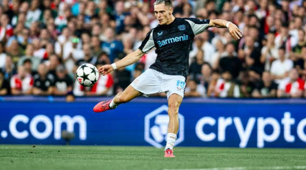 Alonso ngả mũ với 'Boni-trick'; Wirtz chói sáng giúp Leverkusen thắng đậm