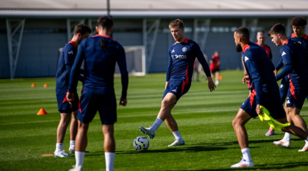 Hai cú hích xuất hiện trên sân tập Quỷ đỏ