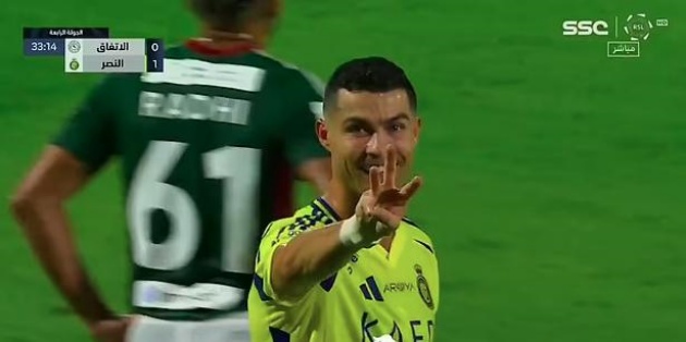 Màn ăn mừng kỳ lạ của Ronaldo