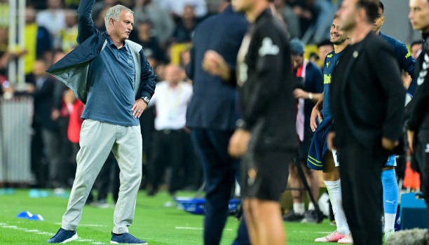 Nếm mùi thất bại, Mourinho có động thái gây bão ở Fenerbahce