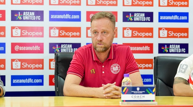 HLV Polking nói thẳng mục tiêu không thể khác của CAHN trước Lion City Sailors