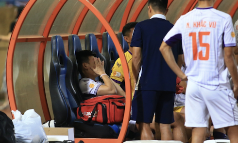 Hồ Tấn Tài ôm mặt đau đớn, nguy cơ lỡ hẹn FIFA Days 