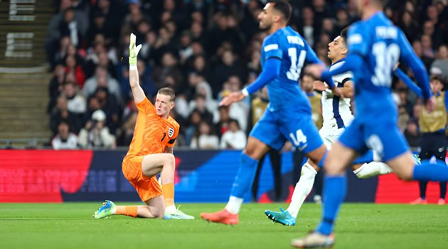 Hàng thủ như trò cười của ĐT Anh