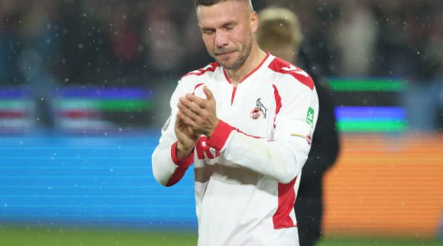 Lukas Podolski rơi nước mắt trong trận đấu cuối cùng