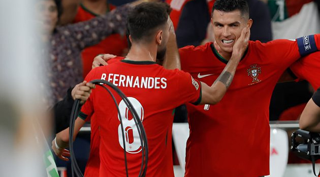 Hai động thái lạ của Ronaldo dành cho Bruno