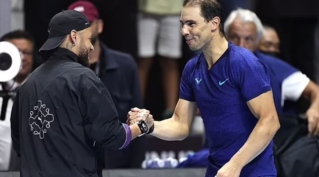 Neymar bị la ó, CĐV réo tên Ronaldo