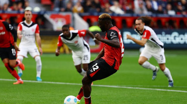 Leverkusen 2-1 Frankfurt: Boniface bỏ lỡ penalty; Người nhện trong khung gỗ