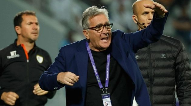 Bị đặt câu hỏi từ chức, HLV Trung Quốc nổi nóng