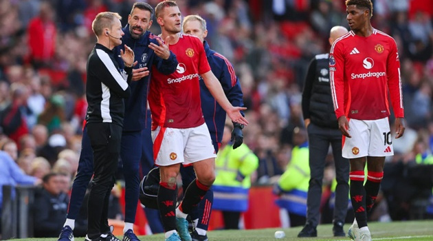 Đoạn phim mới nhất cho thấy De Ligt tức giận với trọng tài