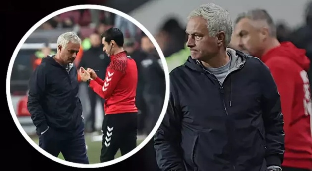 Mourinho bất lực khi Fenerbahce thủng lưới phút cuối