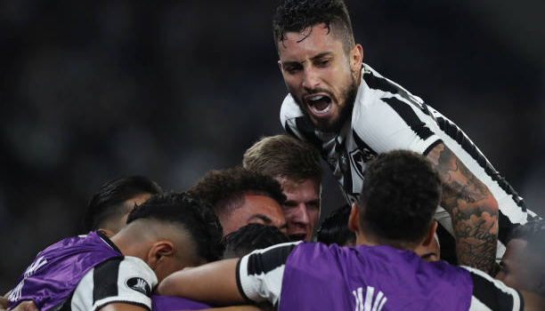 Thắng hủy diệt, Alex Telles và đồng đội bước một chân vào chung kết Copa Libertadores