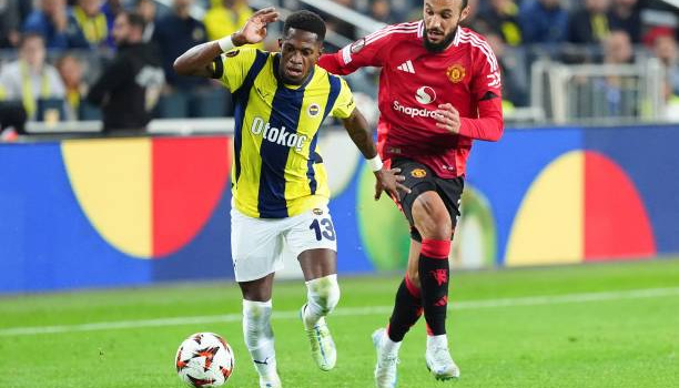 Hé lộ tay trong mách nước cho Mourinho chuyện Mazraoui đá số 10