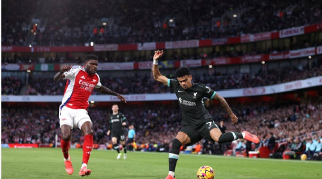 Hậu vệ bắt đắc dĩ của Arsenal khiến Diaz tắt điện