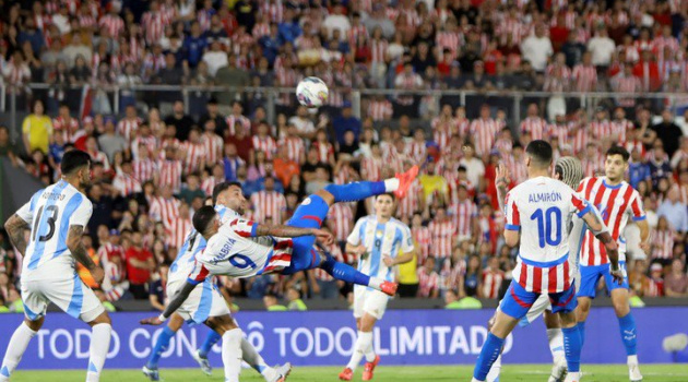 Paraguay 2-1 Argentina: Siêu phẩm xuất hiện; Messi tiếc nuối