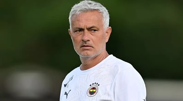 Mourinho xin lỗi cầu thủ Fenerbahce