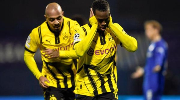 Dortmund chơi trên sân vận động có nguy cơ sụp đổ