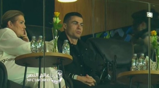 Ronaldo buồn bã nhìn Al Nassr chịu thất bại đầu tiên tại AFC Champions League 