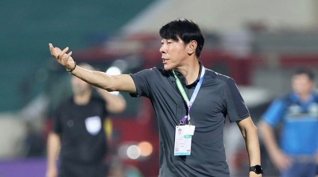 Hòa Lào, HLV Shin Tae-yong nổi nóng với 2 học trò ngay trên sân