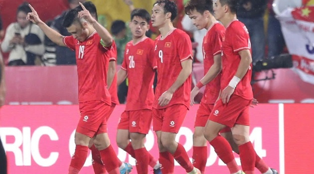 Quang Hải chứng minh đẳng cấp, Việt Nam leo lên ngôi đầu