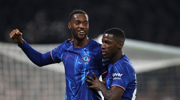 Vì sao bàn thắng của Chelsea trước Wolves được công nhận dù trọng tài căng cờ việt vị?
