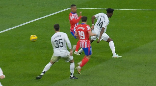 Trọng tài gây bão, người Real Madrid nổi giận