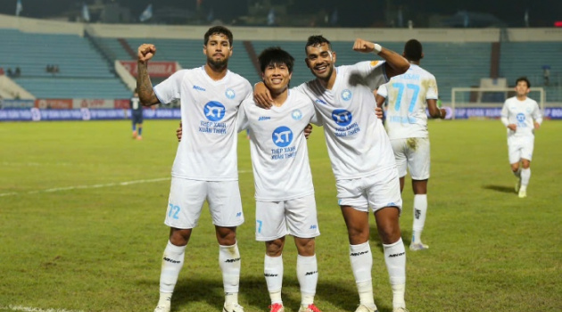 Thắng 3-1, Nam Định vươn lên ngôi đầu V.League