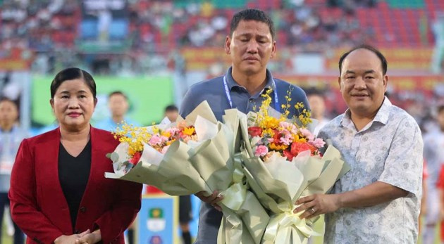 HLV Anh Đức rơi nước mắt trong ngày chia tay Bình Phước