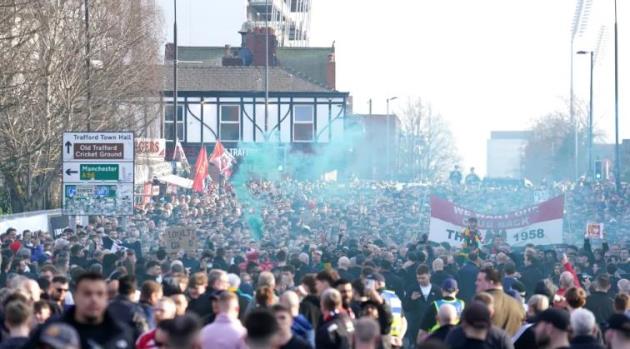Hàng nghìn CĐV Man Utd biểu tình phản đối nhà Glazer và INEOS