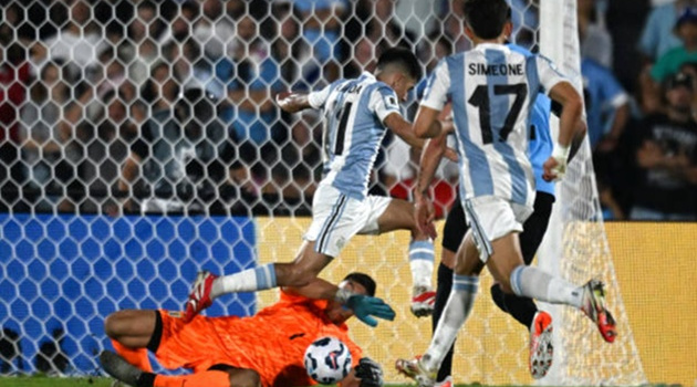 Uruguay 0-1 Argentina: Siêu phẩm định đoạt trận đấu; Tấm thẻ đỏ phút bù giờ