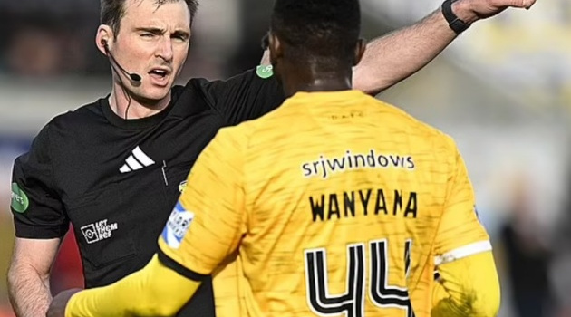 Thi đấu 20 phút, cựu sao Premier League nhận thẻ đỏ tai hại