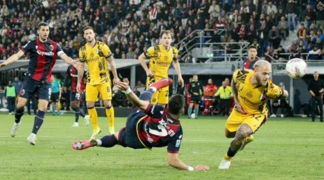 Gục ngã bởi siêu phẩm phút cuối, Inter bị Napoli bắt kịp