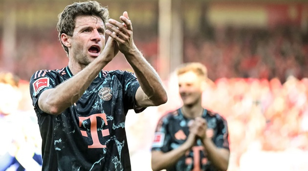 Vì sao CĐV Heidenheim chỉ vỗ tay cho Thomas Muller của Bayern?