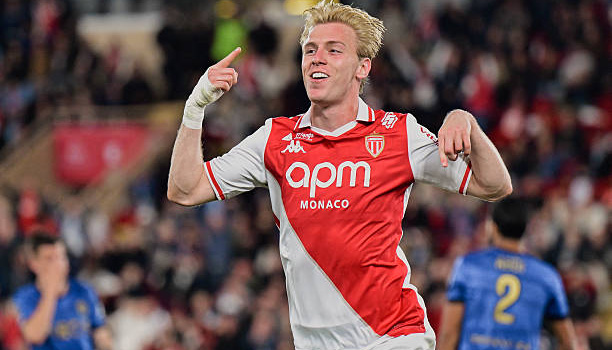 Mika Biereth và câu chuyện vượt qua khuôn mẫu từ học viện Arsenal