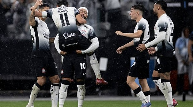 Cảm hứng từ Depay, Corinthians vượt khó trước Racing dù chơi thiếu người