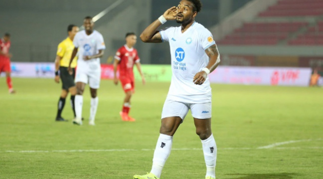 Xuân Son phá kỷ lục lót tay V.League