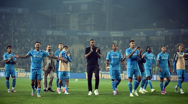 VAR bẻ còi khiến Napoli mất penalty, cuộc đua vô địch nín thở phút chót